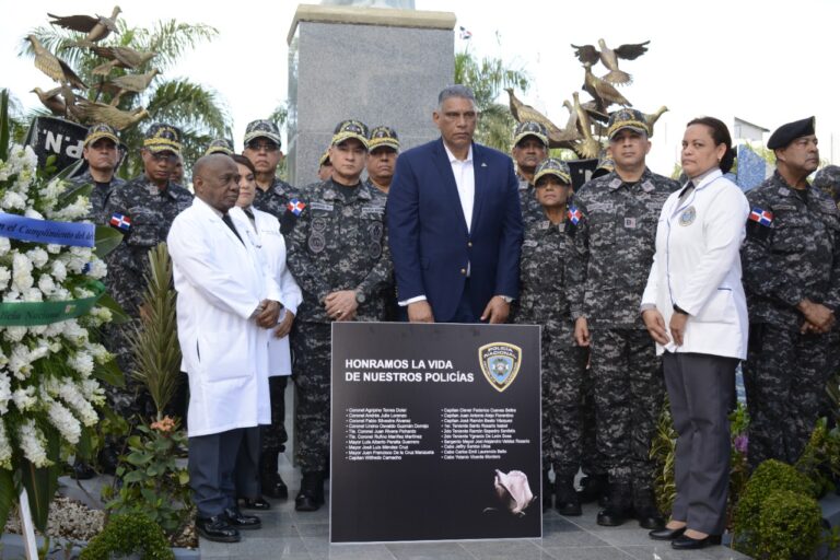 PN rinde homenaje póstumo a 20 agentes caídos víctimas del Covid-19