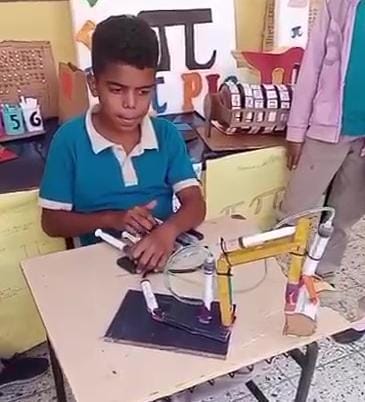 Niño ocoeño sorprende a todos al realizar Pala Mecánica con sus propias manos