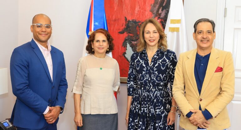 Milagros Germán juramenta Ángela Hernández como Directora del Libro y la Lectura