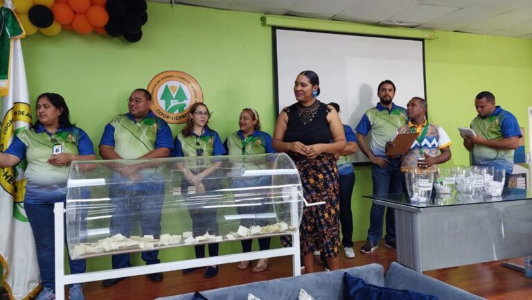 Resaltan papel de las madres cooperativistas: entregan premios en sorteo COOP-HERRERA 2022