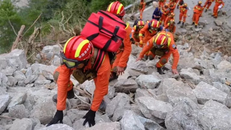 Hombre sobrevive 17 días en las montañas luego de terremoto en china