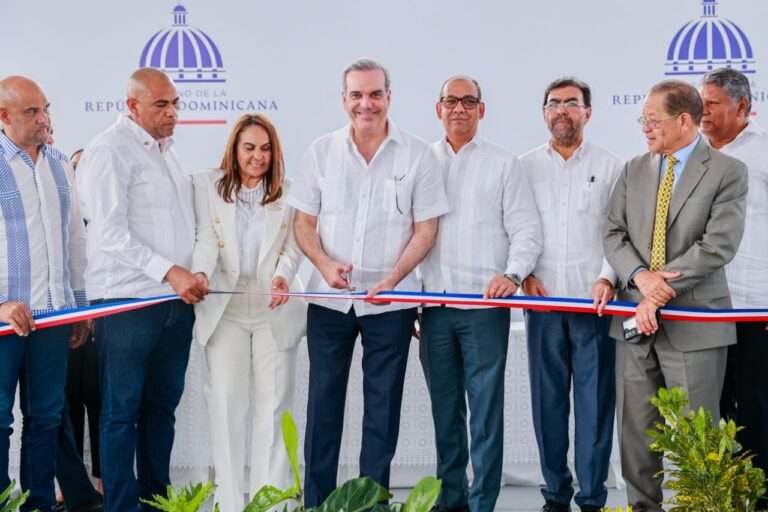 Presidente Abinader encabeza acto inaugural de carretera que comunica varias comunidades municipio de Castillo