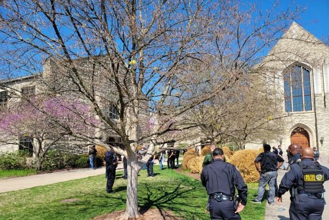 Mujer abre fuego en escuela de EEUU y mata 6 personas