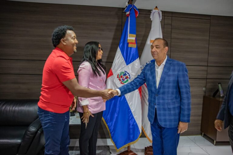 Pedro Martínez y esposa visitan al ministro de Obras Públicas