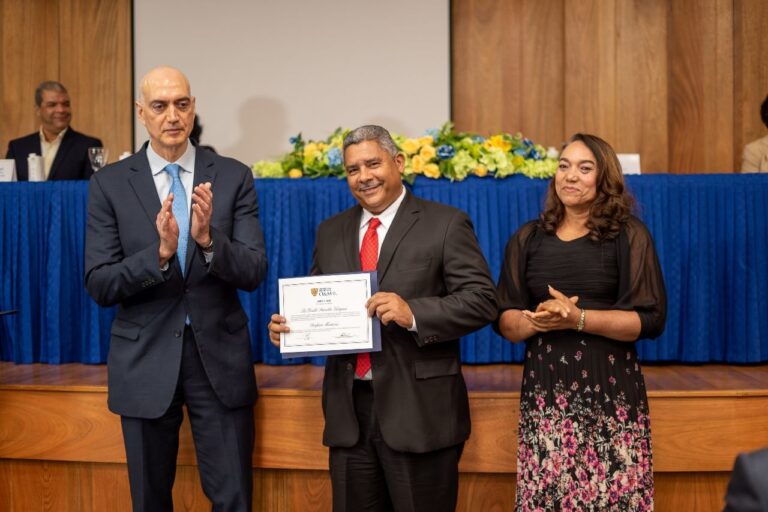 O&M reconoce labor de sus profesores