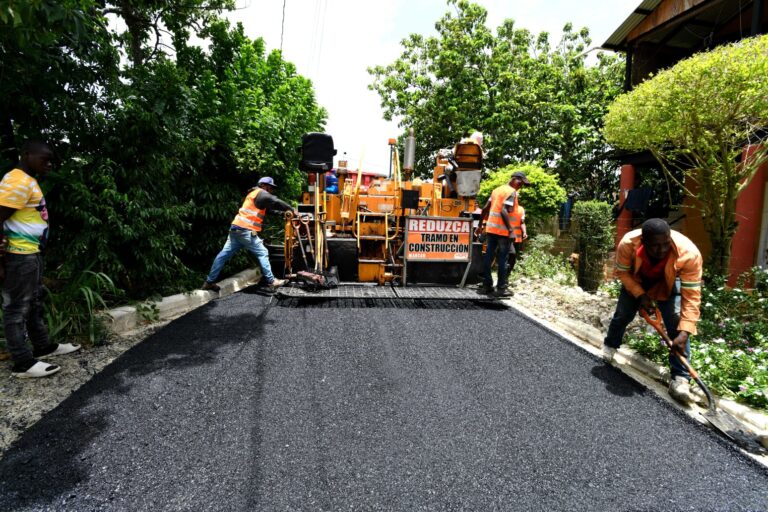 MOPC invierte RD$ 200 millones asfaltando calles de La Vega a través del Plan de Asfaltado Nacional