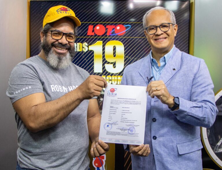 LEIDSA entrega certificado a operador de equipos pesados que se ganó RD$ 19 millones