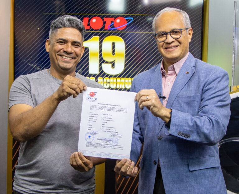 LEIDSA entrega certificado a joyero que se ganó RD$ 19 millones con él Loto