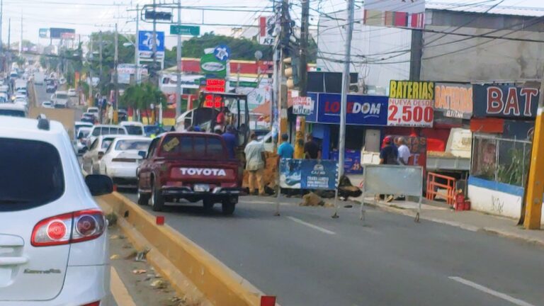 Caos en la Carretera Mella por socavón