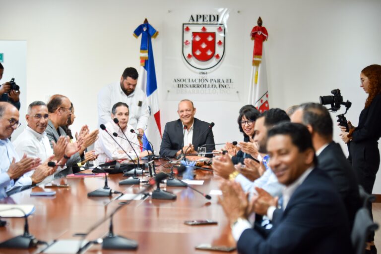 Ulises Rodríguez presenta sus propuestas de gobierno municipal al empresariado de Santiago