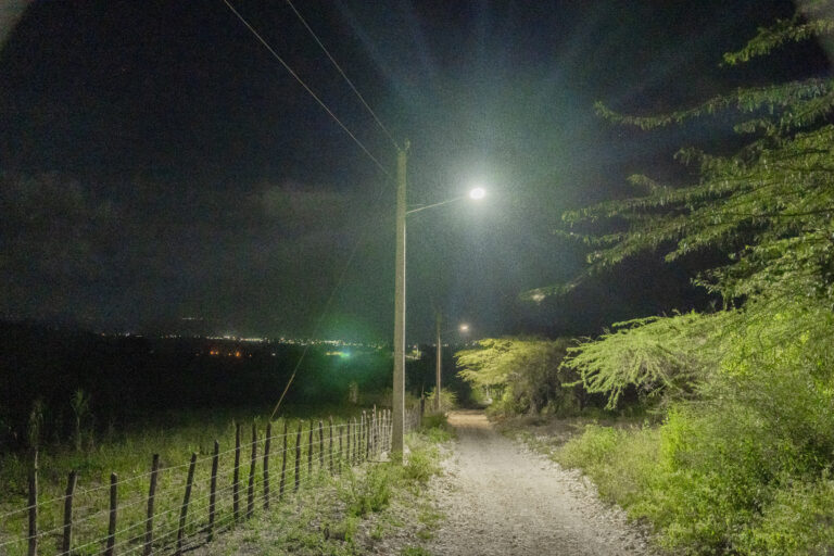 Edesur Dominicana iluminó y electrificó la remota y apartada comunidad El Pie de la Loma