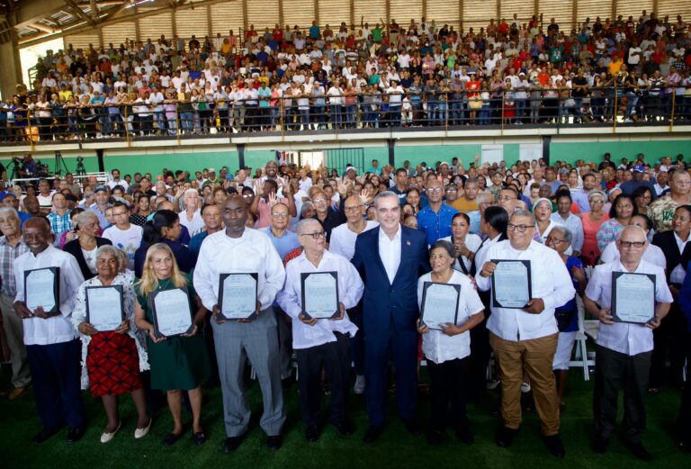 Gobierno de Luis Abinader ha entregado más 88,000 títulos de propiedad a igual número de familias