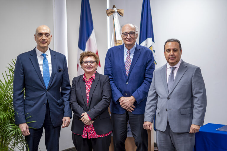 Firman acuerdo de cooperación médica O&MED y Escuela de Medicina de Universidad de Navarra