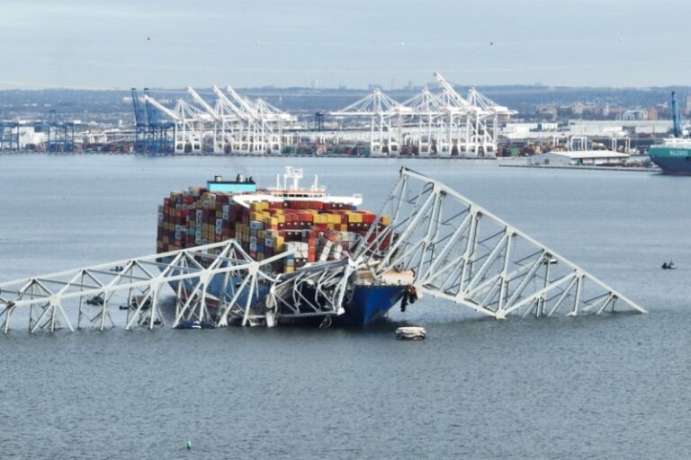 Colapsa un puente en Baltimore tras choque de un barco carguero