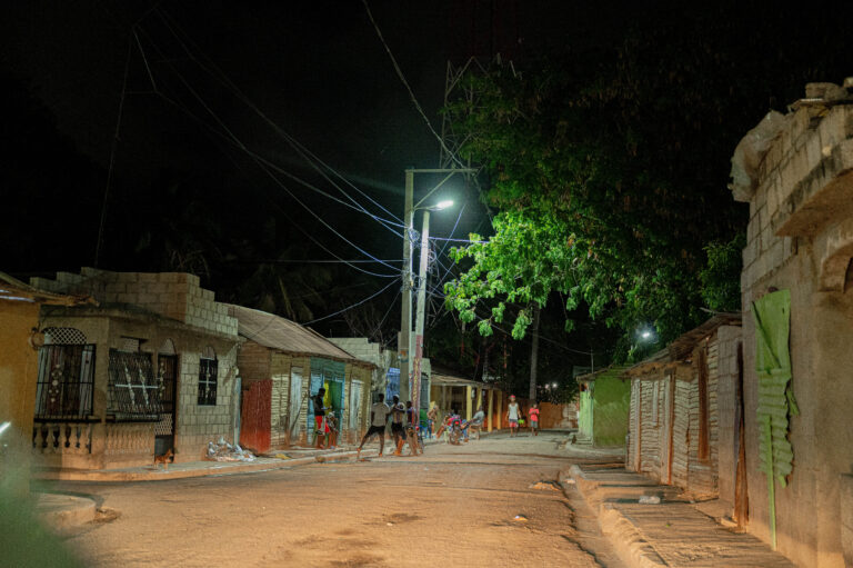 Edesur ilumina el distrito municipal Las Clavellinas y la comunidad de Los Tramojos en Azua