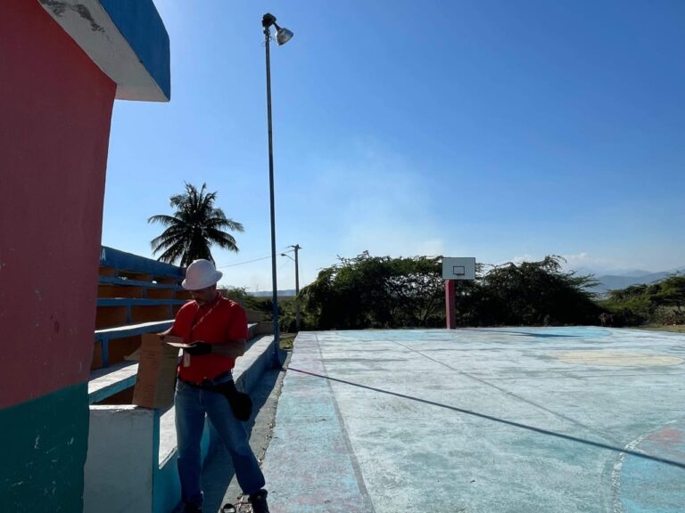 Edesur ilumina tres comunidades, una cancha de baloncesto y zona universitaria, en Peravia