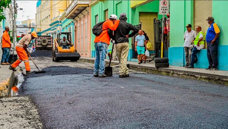 Alcalde Ulises Rodríguez cumple promesa de asfaltado y bacheo de calles en Santiago