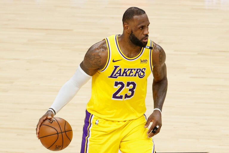 LeBron James dice que todavía no sabe su futuro y pide silencio