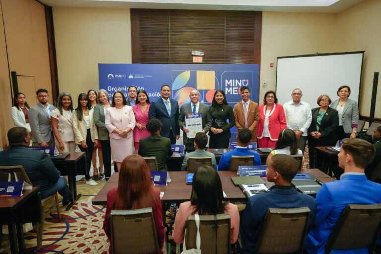 Programa de Liderazgo del Ministerio de Educación reconoce al Profesor Rafael Santos Badía