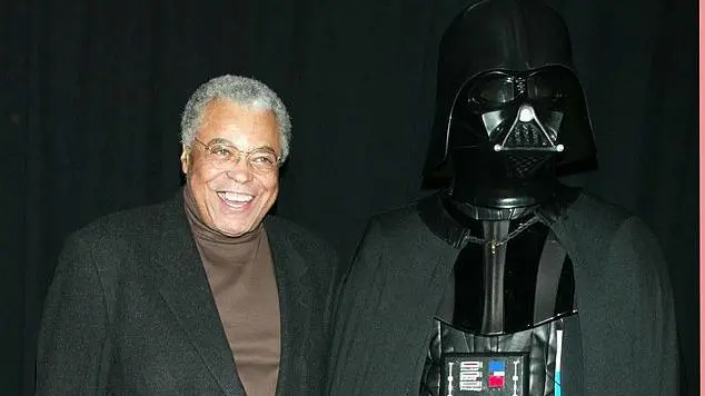 Muere James Earl Jones quien le dio voz al personaje Darth Vader