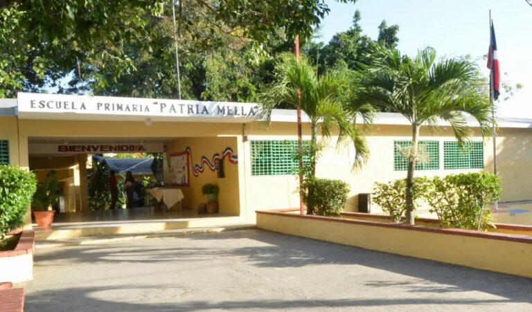 Denuncia niños especiales se quedaron sin inscripción en escuela Patria Mella por negligencia de los encargados