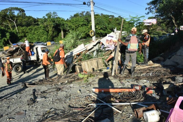 CODEVIAL del MOPC desmantela casetas provocan accidentes en la autopista Duarte