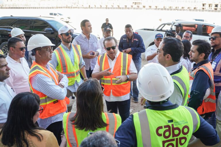 Ministro de la Presidencia supervisa avances del proyecto Cabo Rojo y participa en conversatorio con sectores productivos de Pedernales