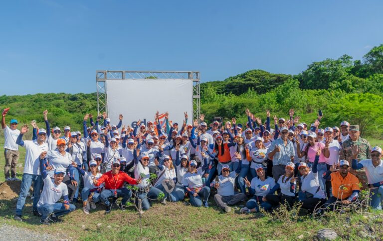 Edesur siembra 2,000 plantas en jornada de reforestación en San Cristóbal