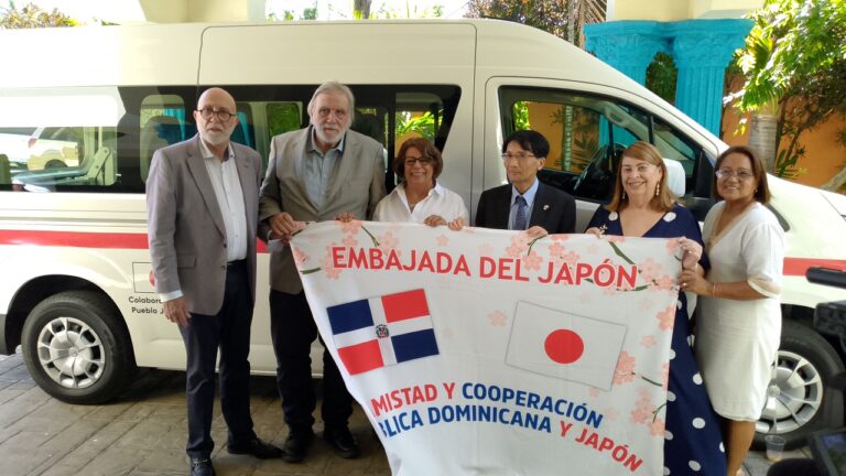 La embajada del Japón entrega vehículo a la Fundación Vida y Esperanza para personas con discapacidad