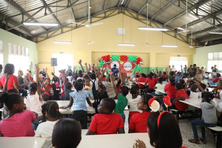 EDEEste entrega juguetes en Chirino, Monte Plata, y mejora el alumbrado público en la comunidad