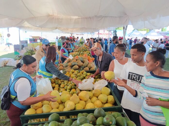 Residentes de Santo Domingo Este manifiestan satisfacción con la Feria Navidad del Cambio con el Inespre