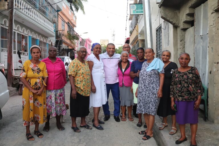 Diputado Ramón Raposo escucha inquietudes de comunitarios de El Progreso de Ponce en Guaricano