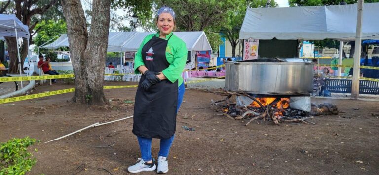 FEDA y chef Solangel Velázquez buscan récord nacional cocinando caldero de arroz para dos mil personas