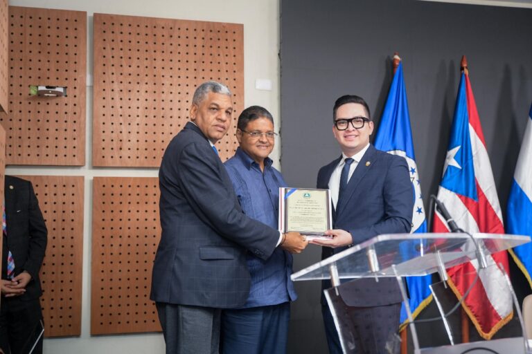 Director del COE y la DAEH recibe reconocimiento del Parlacen por más de 20 años de servicio salvando vidas
