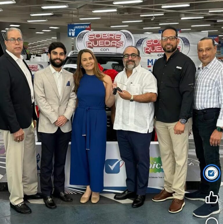Max Ferretería entrega moderna jipeta 2024 a feliz ganadora del segundo sorteo del año