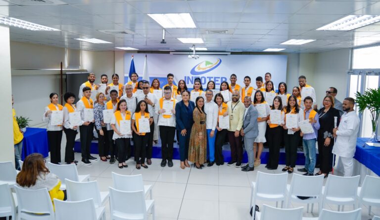 INFOTEP certifica a 36 adolescentes con discapacidad auditiva en diseño de artículos promocionales