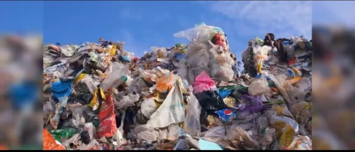 “Un método de reciclaje que yo utilizo, es que al comprar una botellita de agua, cuando termino la entro en mi mochila y la reúso”,